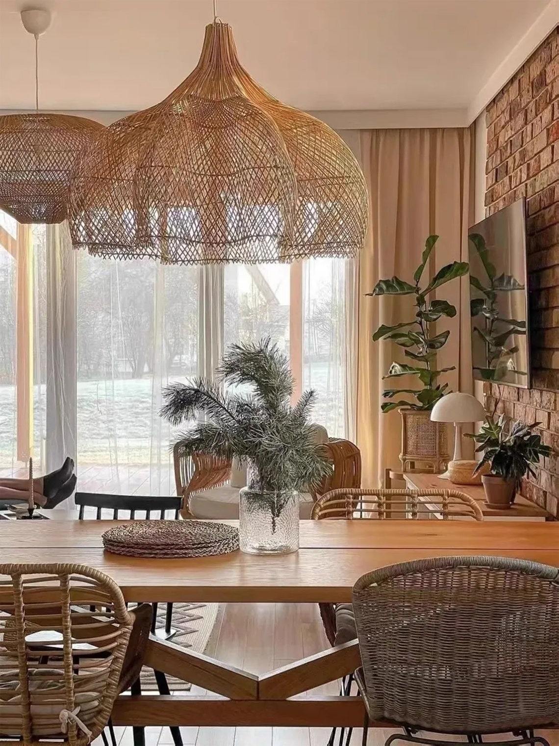 Scalloped Pendant Lampshade in Dining Area